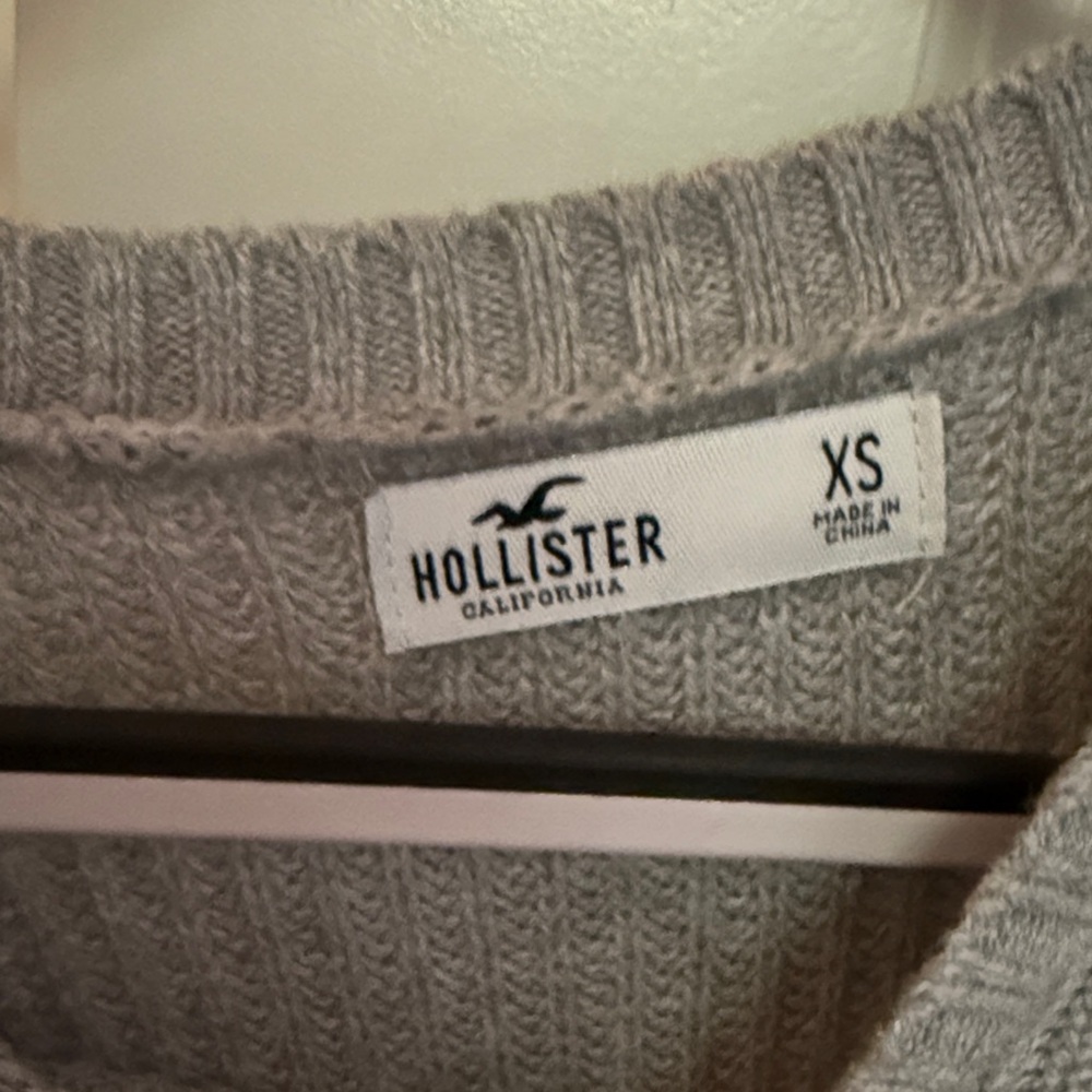 Hollister Women's Gray Crew Neck Sweater - Picture 2 of 3